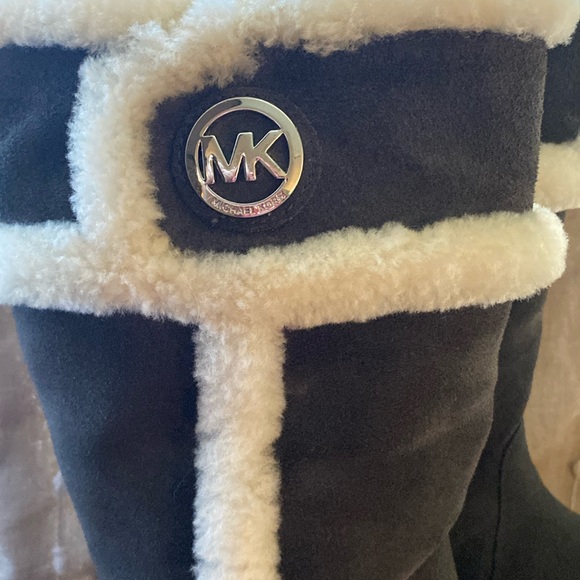 MK Ugg like Winter Boots - 10 - Picture 2 of 5